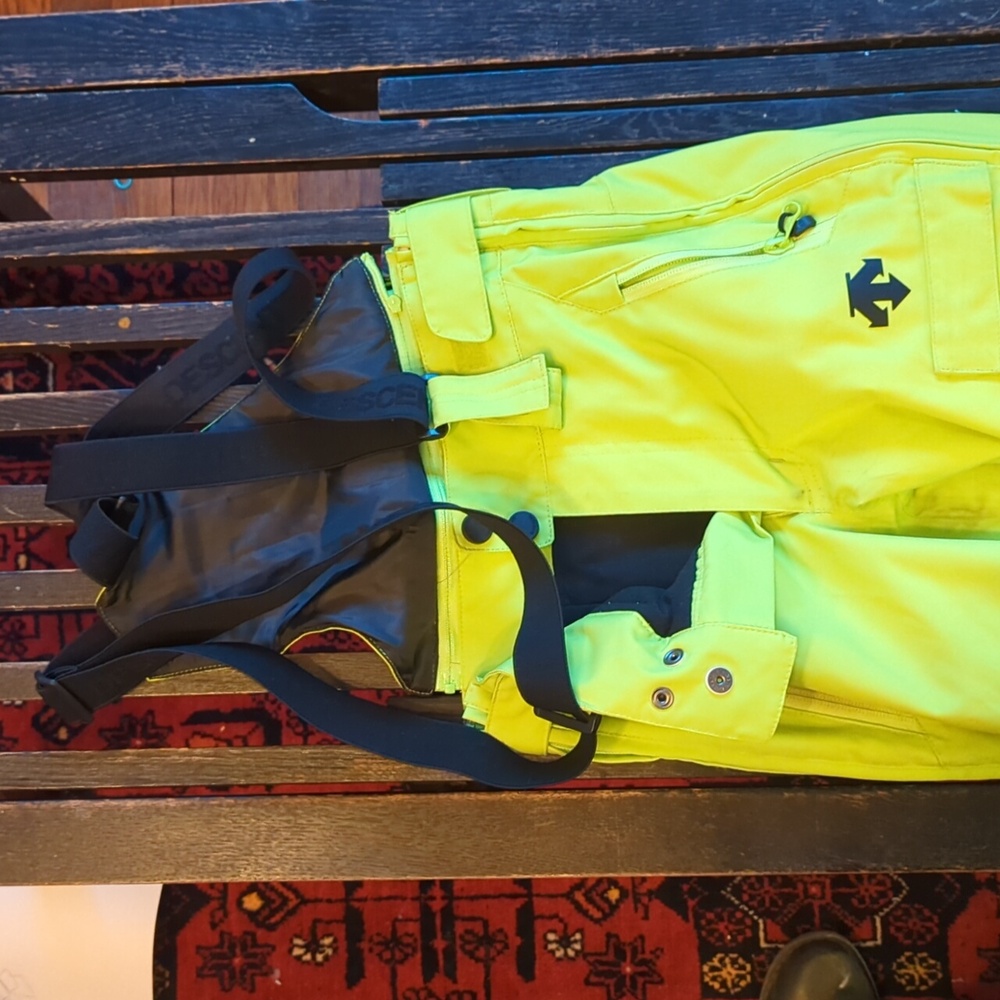 DESCENTE size 6 youth snow pants/bib.